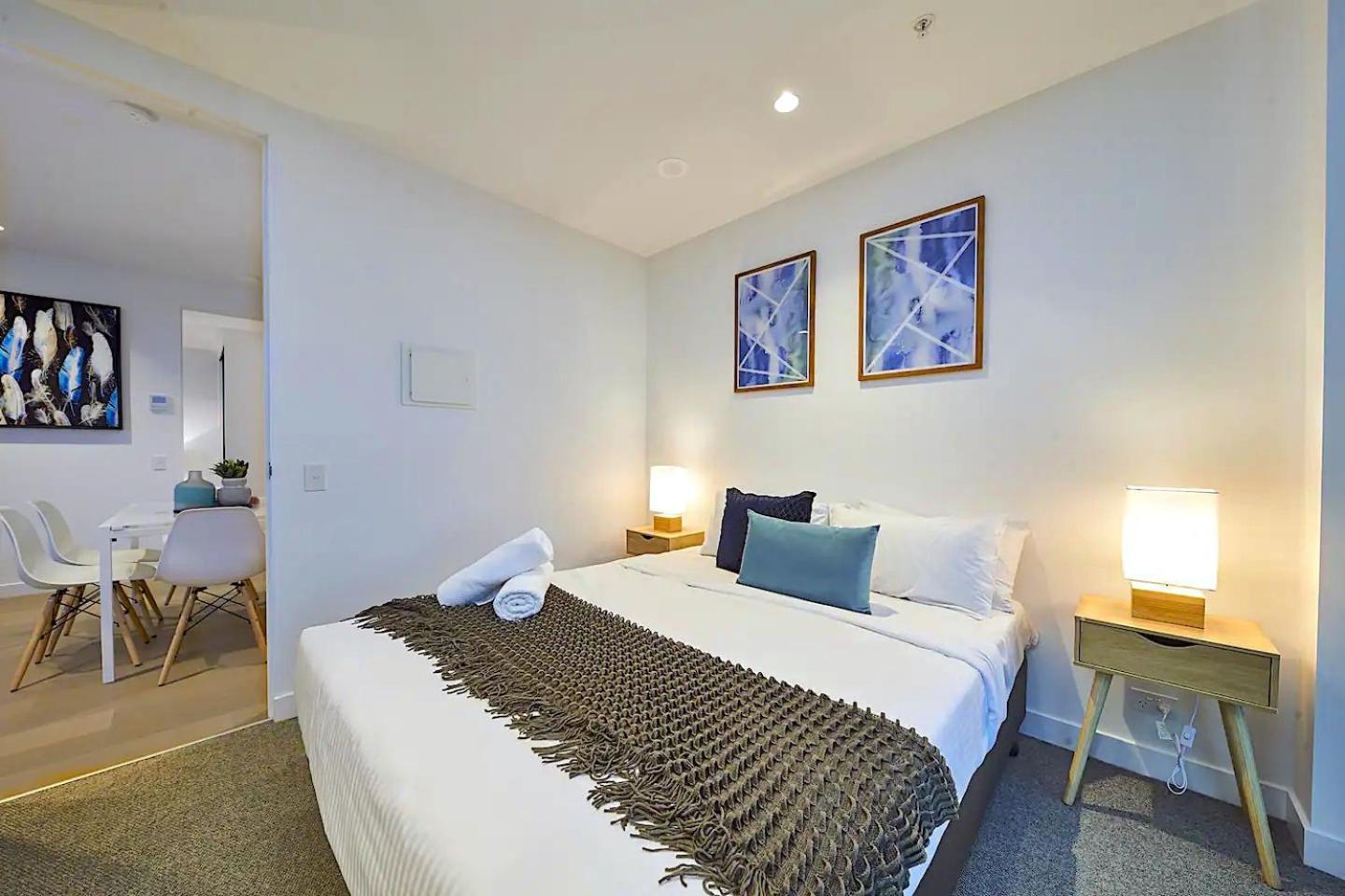 Mega Style Apartments Victoria One Мелбърн Стая снимка